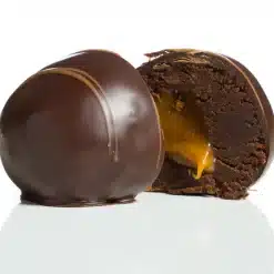 Mork Saltkaramel cut2 800x https://jware.dk/produkt/reserved-chocolate-troeffel-romkugler-moerk-chokolade-360g/