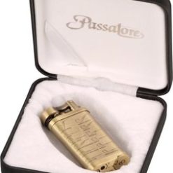 1 1 https://jware.dk/sv/produkt/passatore-leonard-pibelighter-maessing-med-roerstaemplare/ 1 1 https://jware.dk/sv/produkt/passatore-leonard-pibelighter-maessing-med-roerstaemplare/